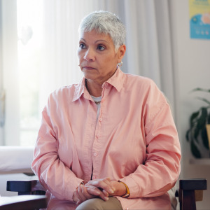 An older woman meets with her doctor.