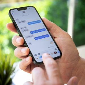 A person using iMessage to text.