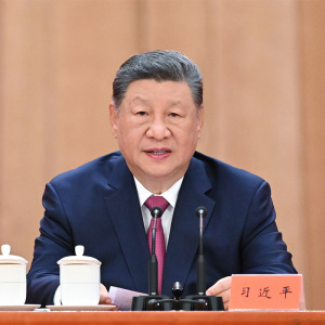 A two-column image of Chinese leader Xi Jinping and gold bullion.