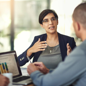 A photo of a financial expert explaining a concept to a client