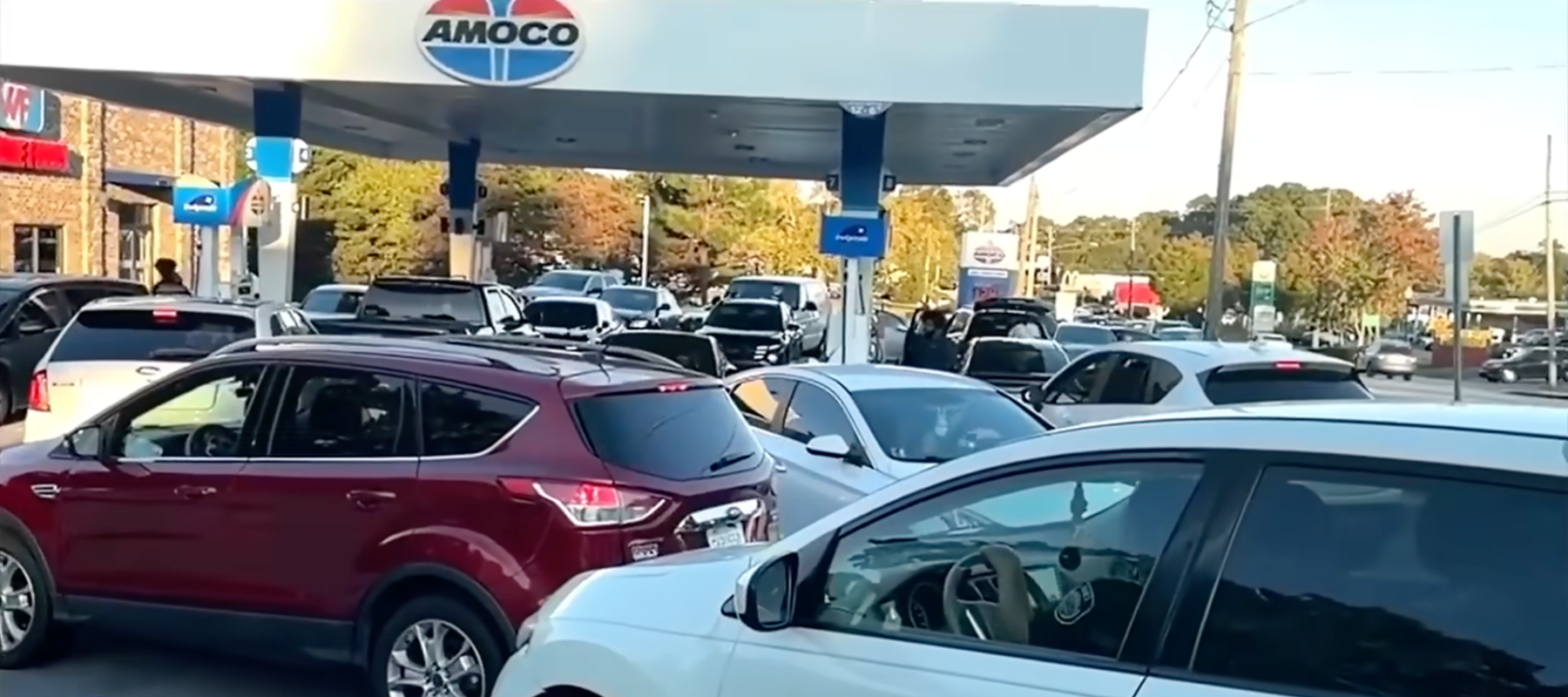 Filled up Amoco gas station with cars trying to take advantage of low gas, amid a price war in Georgia town.