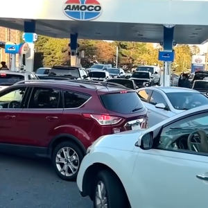 Filled up Amoco gas station with cars trying to take advantage of low gas, amid a price war in Georgia town.