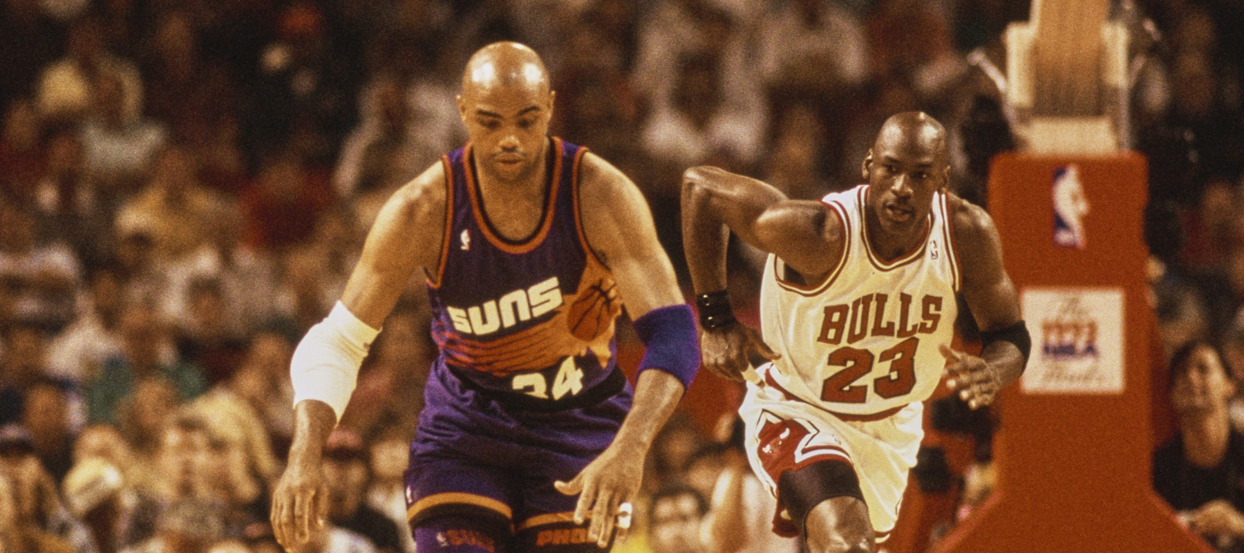 Charles Barkley and Michael Jordan playing in the 1993 NBA Finals.